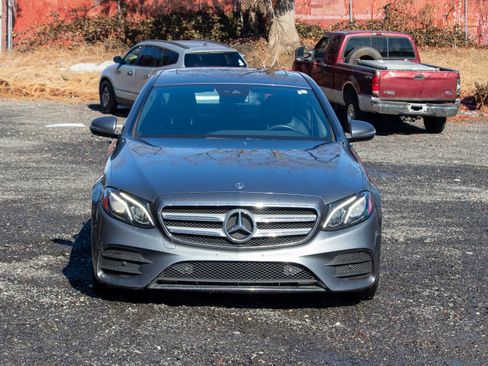 Used 2018 Mercedes-Benz E 300 4MATIC image 2