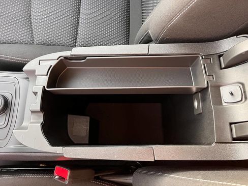 Used 2024 GMC Terrain SLE image 32