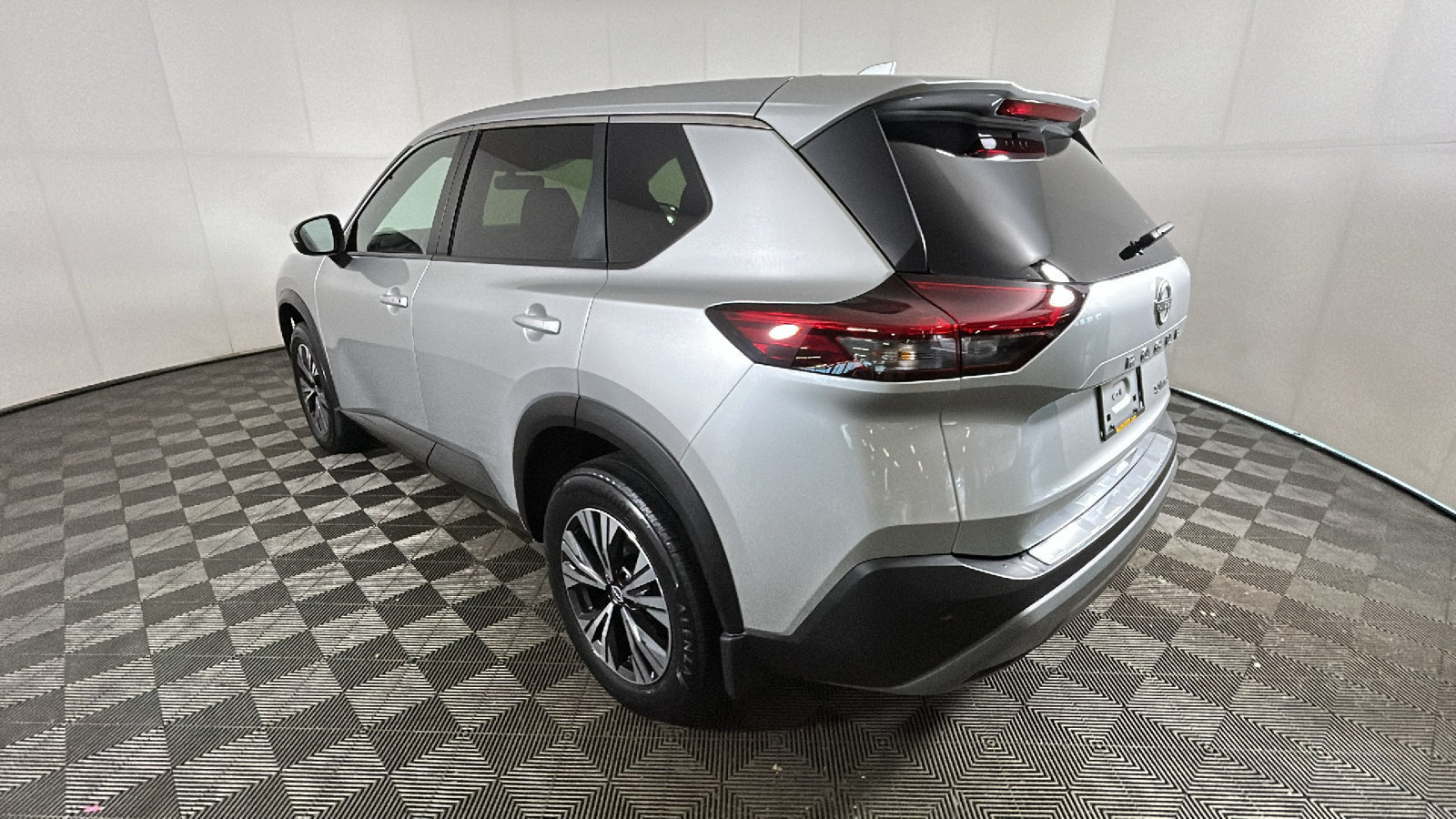 Used 2023 Nissan Rogue SV AWD/4WD image 5