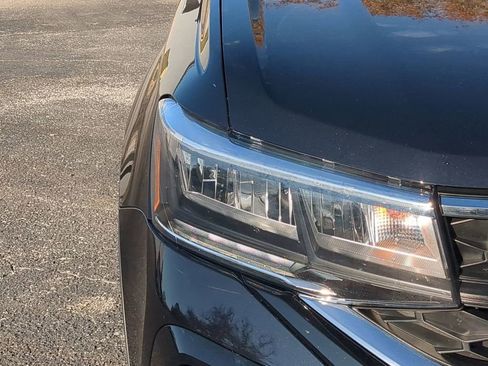 Used 2024 Volkswagen Taos SE image 11