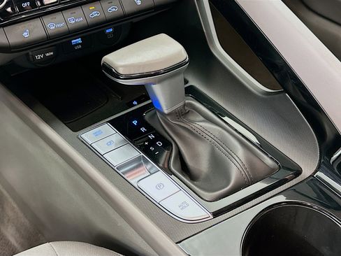 Used 2025 Hyundai Elantra SEL image 25