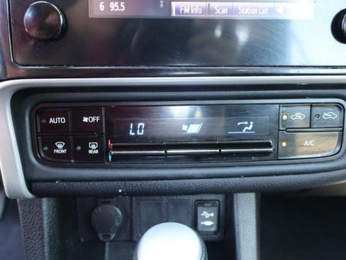 Used 2018 Toyota Corolla LE FWD image 27