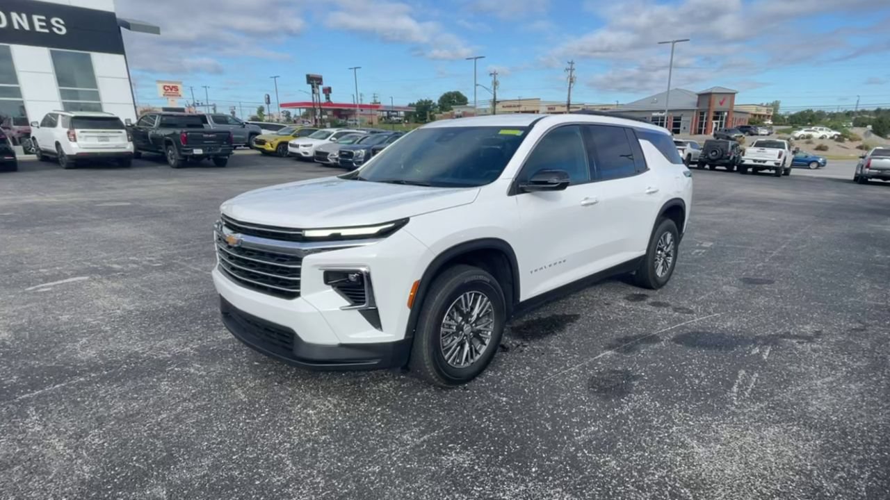 Used 2025 Chevrolet Traverse LT FWD image 5