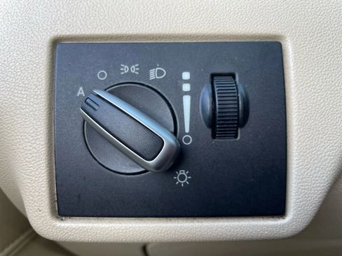 Used 2010 Volkswagen Routan SEL FWD image 24