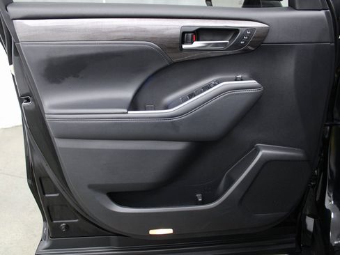 Used 2022 Toyota Highlander Limited image 12