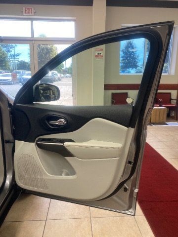Used 2020 Jeep Cherokee Limited FWD image 11