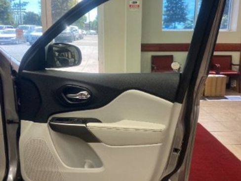Used 2020 Jeep Cherokee Limited FWD image 11