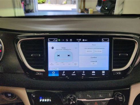 Used 2023 Chrysler Pacifica Touring-L FWD image 24