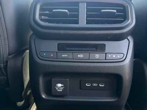 Used 2025 Honda Pilot TrailSport image 8