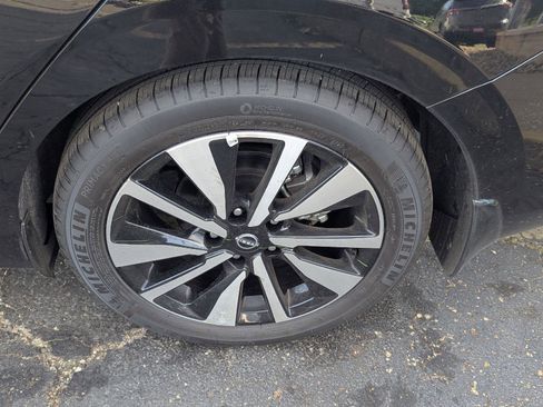 Used 2025 Nissan Sentra SV w/ SV Premium Package FWD image 39