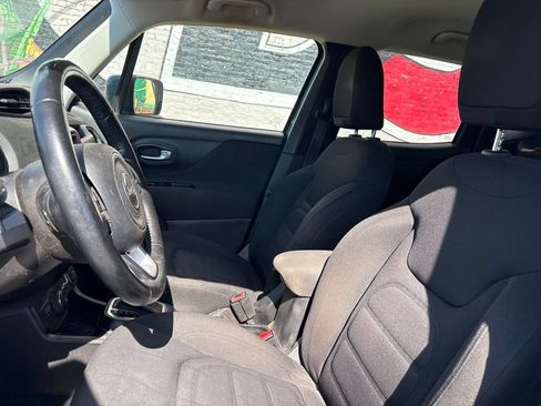 Used 2018 Jeep Renegade Latitude w/ Cold Weather Group AWD/4WD image 11