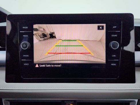 Used 2025 Volkswagen Taos SE FWD image 19