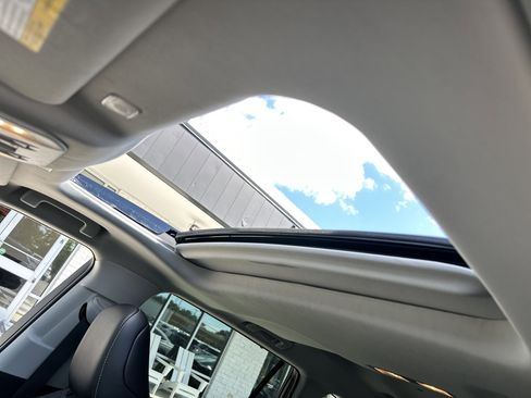 Used 2025 Toyota Highlander XLE AWD/4WD image 7