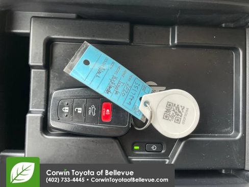 Used 2020 Toyota Highlander XLE AWD/4WD image 31
