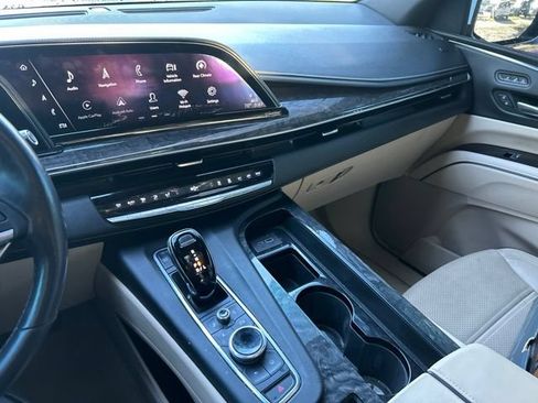 Used 2021 Cadillac Escalade Premium Luxury AWD/4WD image 12