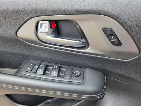Used 2025 Chrysler Pacifica Select FWD image 28