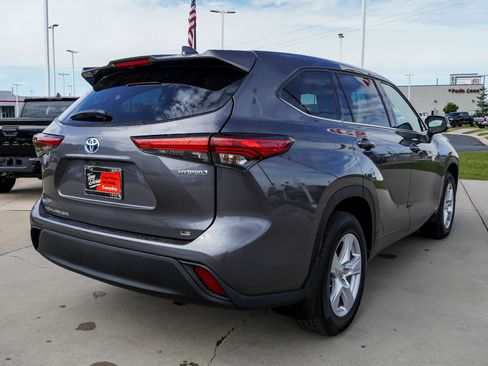 Used 2021 Toyota Highlander LE AWD/4WD image 8