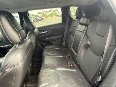 Used 2019 Jeep Cherokee Trailhawk AWD/4WD image 13
