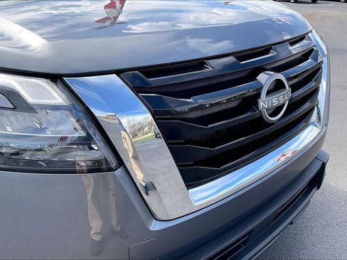 Used 2025 Nissan Pathfinder S image 29