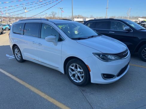 Used 2018 Chrysler Pacifica Touring-L w/ Tire & Wheel Group image 2