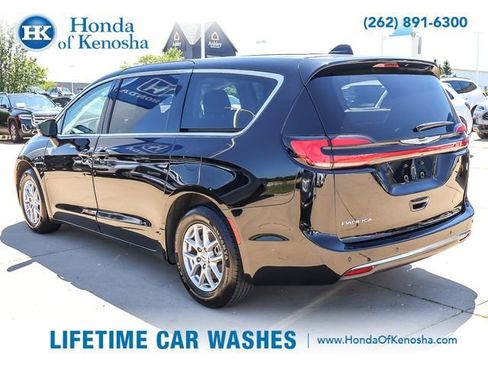 Used 2024 Chrysler Pacifica Touring-L FWD image 3