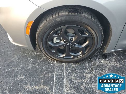 Used 2021 Chrysler Pacifica Limited w/ Premium & Safety Sphere Group image 20