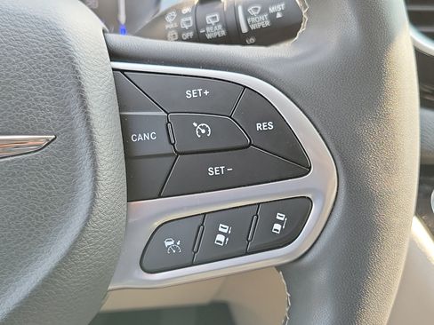 Used 2024 Chrysler Pacifica Touring-L FWD image 25