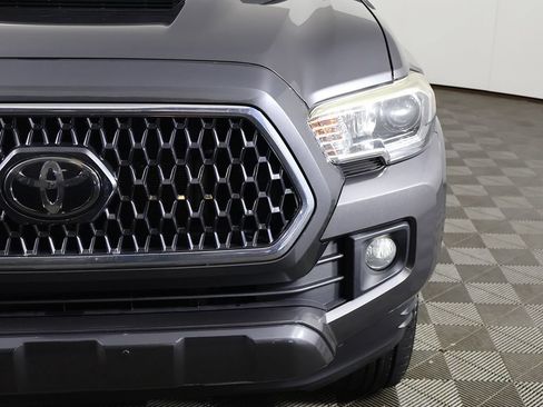 Used 2018 Toyota Tacoma TRD Sport AWD/4WD image 12
