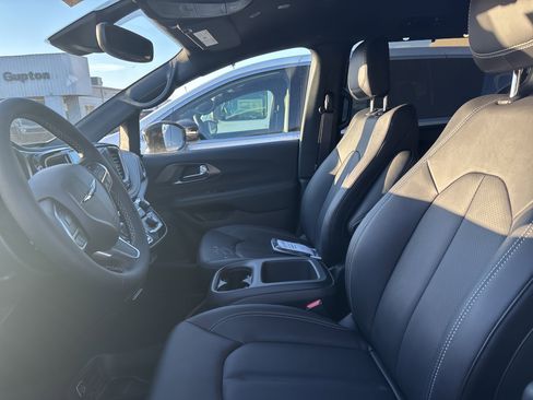 New 2026 Chrysler Pacifica Select image 24
