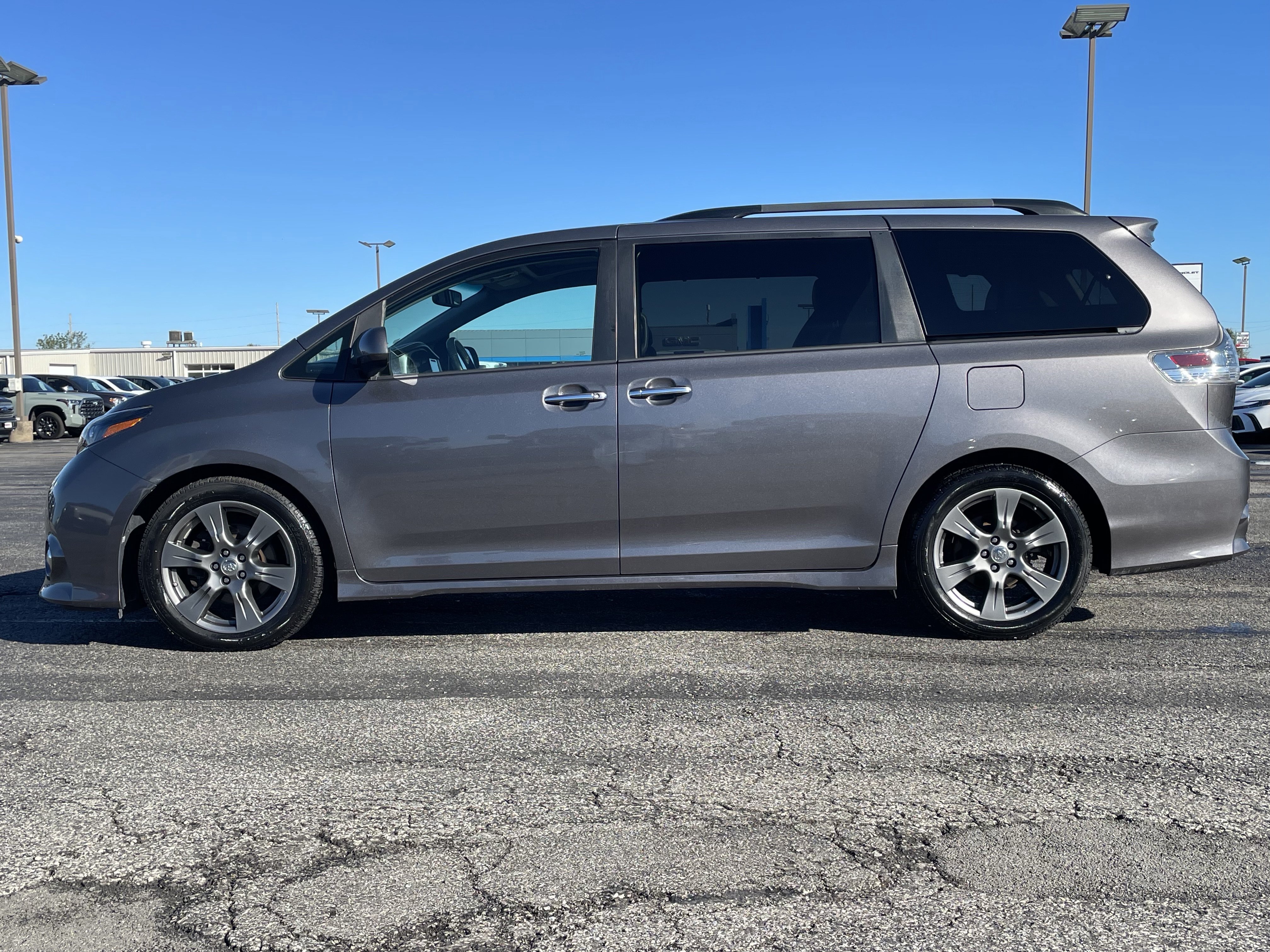 Used 2017 Toyota Sienna SE Premium FWD image 7