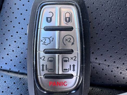 Used 2024 Chrysler Pacifica Limited FWD image 50
