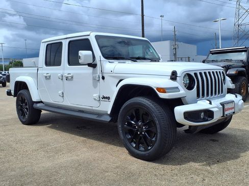 Used 2021 Jeep Gladiator Overland AWD/4WD image 2