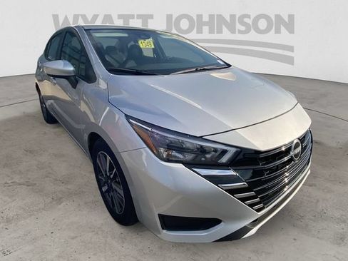 Used 2025 Nissan Versa SV FWD image 13