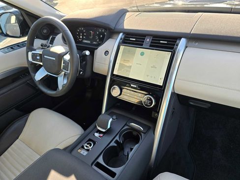 Used 2025 Land Rover Discovery Dynamic SE image 10