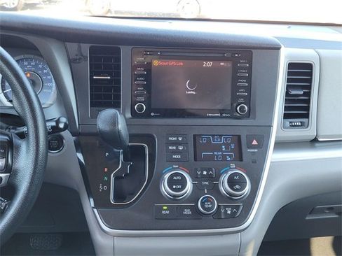 Used 2020 Toyota Sienna LE w/ LE Preferred Package image 22
