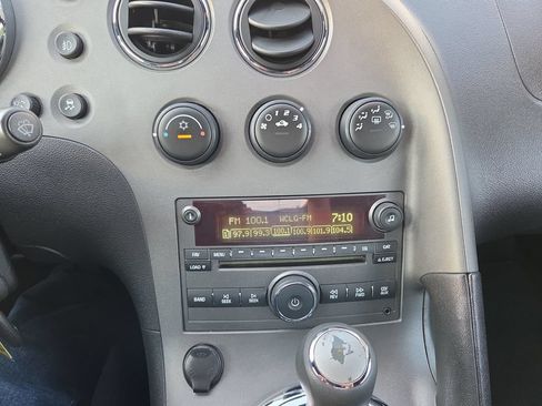 Used 2008 Pontiac Solstice Convertible w/ Premium Package RWD image 25
