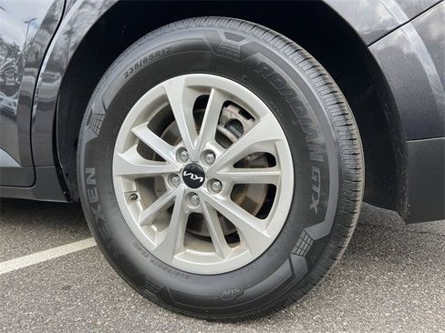 Certified 2024 Kia Carnival LX image 10