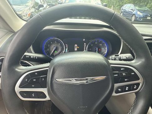 Used 2024 Chrysler Pacifica Touring-L FWD image 31