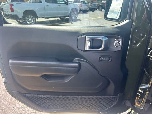 Used 2021 Jeep Gladiator Sport image 17