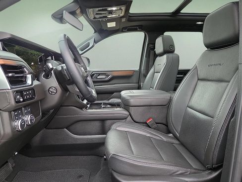 Used 2025 GMC Yukon Denali w/ Sun & Power Step Package AWD/4WD image 15