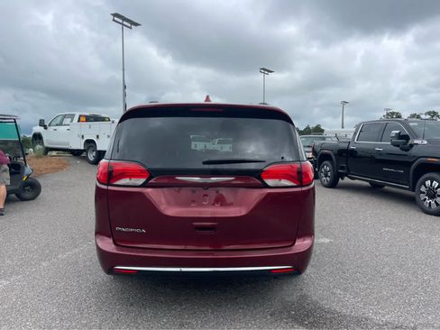 Used 2017 Chrysler Pacifica Touring-L FWD image 6