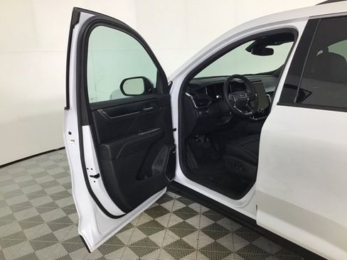 Used 2024 GMC Acadia Elevation w/ Luxury Package image 10