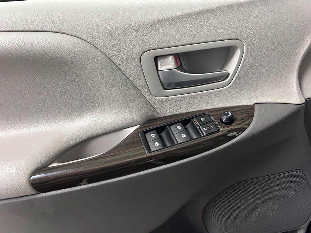 Used 2017 Toyota Sienna XLE Premium AWD/4WD image 18