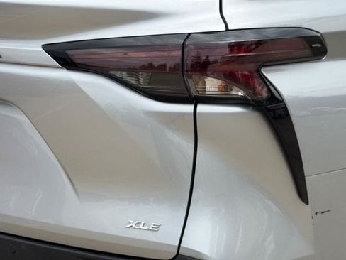 Used 2025 Toyota Sienna XLE FWD image 7