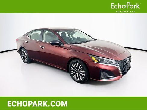Used 2025 Nissan Altima 2.5 SV image 1