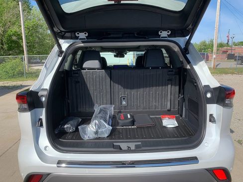 New 2026 Toyota Highlander Platinum AWD/4WD image 18