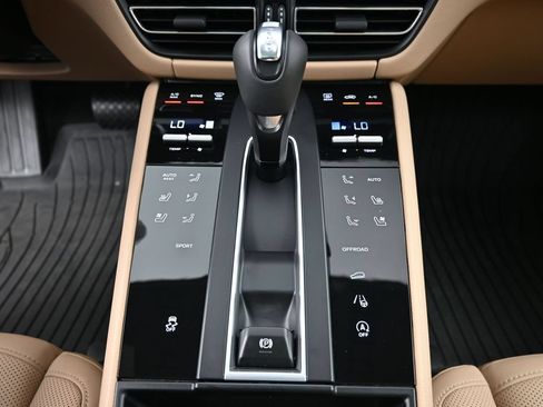 Certified 2026 Porsche Macan AWD/4WD image 17