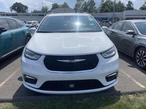 Used 2022 Chrysler Pacifica Touring-L FWD image 2