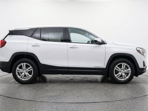 Used 2024 GMC Terrain SLE FWD image 11