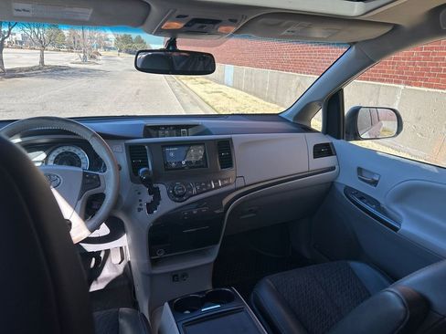 Used 2014 Toyota Sienna SE image 11